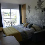 studio exposé plein sud vu sur le port de plaisance